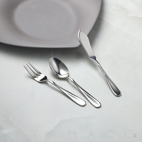 Flora系列不鏽鋼點心叉匙刀三件組，精緻的餐具組合，包括一把叉子、一把湯匙和一把奶油刀，皆由高品質不鏽鋼製成，閃耀著迷人的金屬光澤，優雅地擺放在淺灰色的盤子旁，營造出精緻的用餐氛圍。