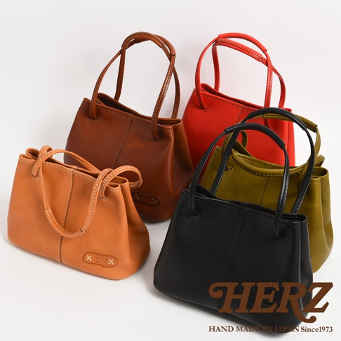 日本HERZ品牌五款皮革托特包，包含棕色、橘色、紅色、墨綠色及黑色，並於右下方顯示HERZ品牌標誌。
