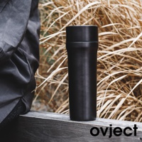 黑色三用保溫瓶，採用霧面金屬材質，造型簡約，瓶身有輕微弧度，搭配黑色瓶蓋。