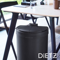 黑色30公升DustBox30自動感應靜音垃圾桶，圓柱形設計，帶有扇形開啟的頂蓋，頂部有DIETZ標誌。