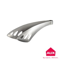 一對不鏽鋼沙拉料理夾，夾頭呈葉片狀，帶有數個橢圓形鏤空孔洞，表面為銀色金屬質感。