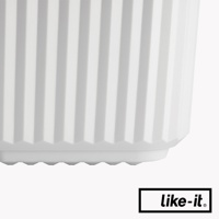 白色可疊式波浪紋收納箱，堅固的塑膠材質，底部有小巧的波浪狀支撐。