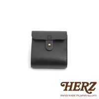 職人手作黑色皮革二折式短夾，有原子釦開闔設計，簡約實用。