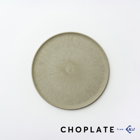 頂視圖呈現一個直徑17.4公分的KAWABE CHOPLATE兩用砧板盤，採用霧面質感與大地色澤，盤緣設計簡約平整，底部標示著CHOPLATE品牌名稱與logo。