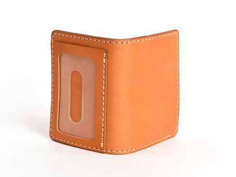 職人手作皮革三面雙折票券收納夾 (KC-41)，採用光滑淺棕色皮革製作，搭配米白色縫線。正面左側有一個透明塑膠夾層，可放置票券或證件。整體設計簡潔，展現皮革的自然質感。