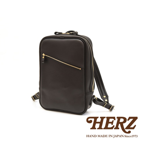 職人手作皮革長方型多口袋後背包，深棕色皮革材質，配有金色拉鍊和金屬扣環，設計簡約實用。