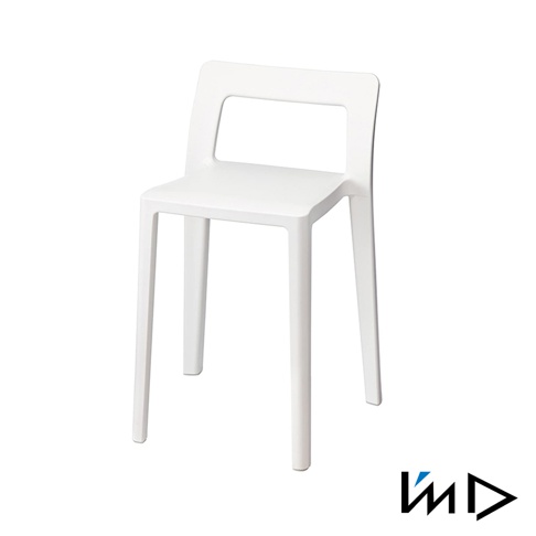白色一體成形短背椅凳，由光滑塑膠製成，椅面平整，有方形鏤空靠背，四隻圓柱形椅腿。