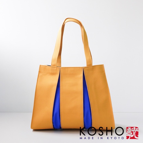 京都職人手作ougi棉帆布扇形托特包，以芥末黃色帆布搭配藍色內裡，扇形設計，配有雙提把。