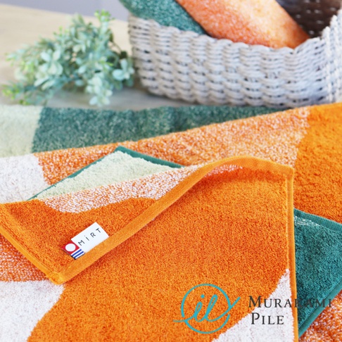 橙色和綠色條紋的毛巾，上面有 MiRT 品牌標籤和 Murami Pile 的標誌。