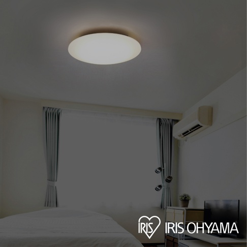 LED可調光圓盤吸頂燈，白色圓形燈罩，安裝於天花板，下方為床、窗簾和電視櫃。