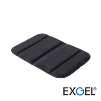 黑色網狀材質的行動折疊坐墊，表面有四條平行的凹槽設計，邊緣有紅色縫線。