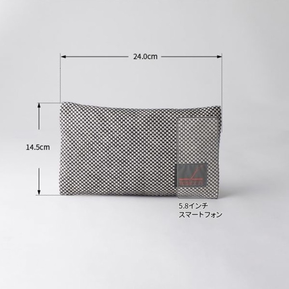 黑白格紋刺子織文件收納包，尺寸為24 x 14.5公分，旁邊放置一支5.8吋智慧型手機作為比例參考。