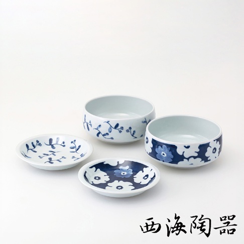 波佐見燒藍花紋四件式深碟盤組，包含兩個較大的圓形深碟盤和兩個較小的圓形淺盤，皆為白色陶瓷，飾有藍色花卉或枝葉圖案。