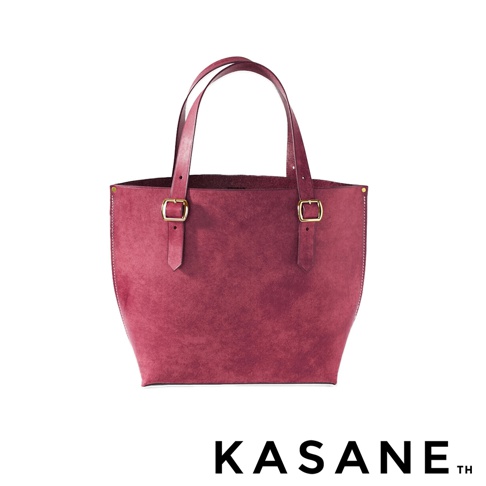 北海道KASANE職人手作義大利Margot皮革托特包，酒紅色絨面材質，兩側有可調節金屬釦帶，簡潔大方的設計。