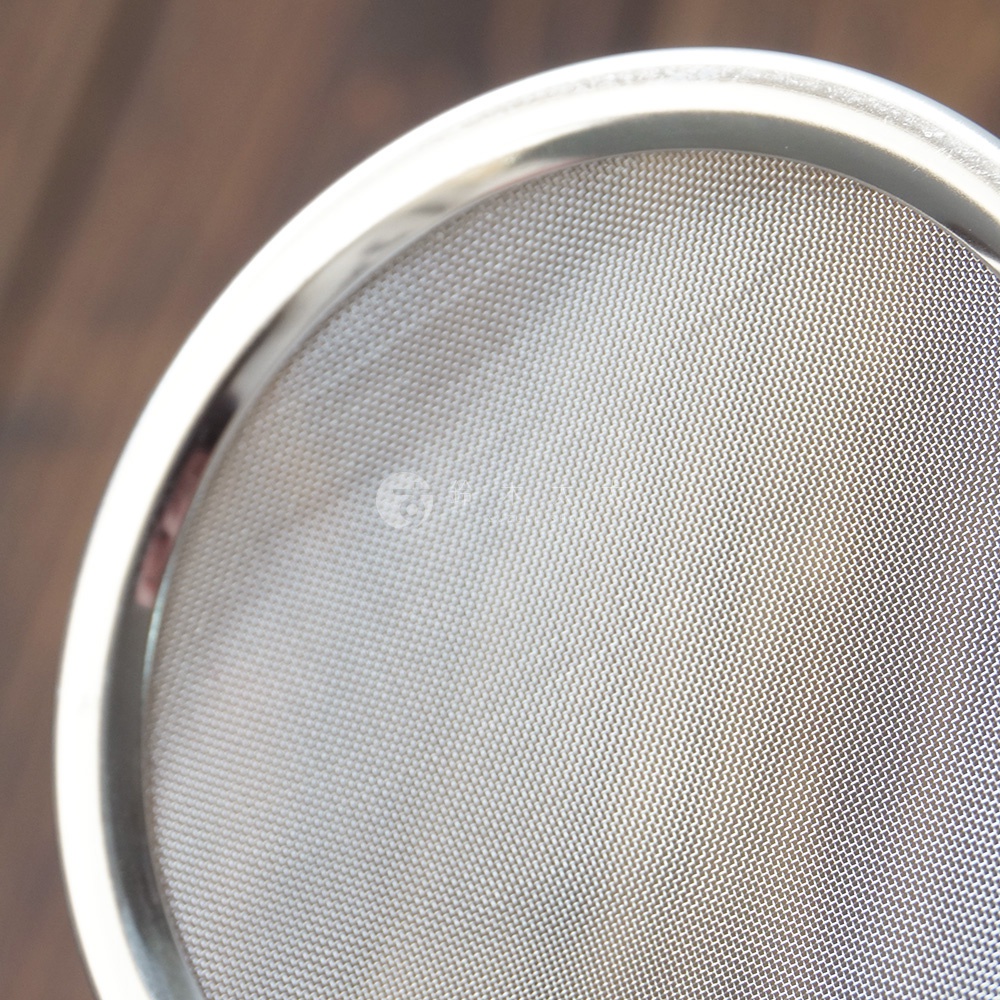 銀色不鏽鋼萬用撈泡勺，圓形濾網，網孔細密，邊緣帶有拋光金屬環。