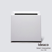 簡約的白色方形垃圾桶，配有狹長的黑色開口，底部有黑色邊框，材質為塑膠，容量為8.5公升。