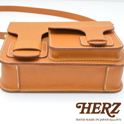 職人手作皮革經典厚實單肩包A-40，咖啡色皮革，方形包身，正面有兩個翻蓋式口袋，細膩的縫線勾勒出包的輪廓。