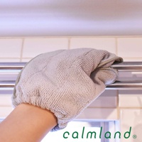 一隻手戴著淺灰色超細纖維除塵清潔手套，正在擦拭金屬桿。手套材質柔軟，表面有細密的絨毛。