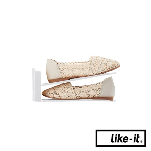 白色雙層鞋架上，擺放著兩雙米白色蕾絲平底鞋，鞋架由白色塑膠製成。