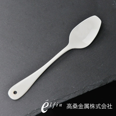 日製白琺瑯咖哩湯匙，湯匙呈橢圓形，帶有長柄，末端有一個圓孔，整體為光滑的白色琺瑯材質。