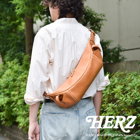 HERZ 品牌斜背包，皮革材質，展現精湛手工藝，包款容量大，適合日常攜帶。