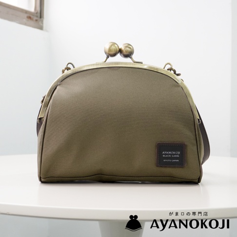 AYANOKOJI BLACK LABEL KYOTO JAPAN 橄欖綠色帆布大玉口金斜背包，搭配古董金色零件與深棕色皮革背帶