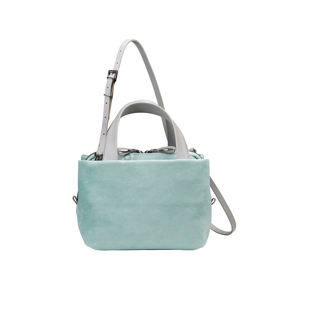 TUTUMU Suede tre tote 方形兩用托特包，淺藍色麂皮材質，配有米白色提把和可拆卸長背帶。