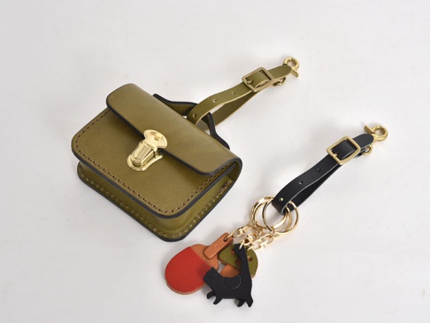ストラップ側はミニチュア鞄(KF-14)の取手にひっかけたり、キーホルダーを束ねるといった使い方ができます。