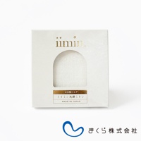 iimin 蠶絲洗臉手套，白色紙盒包裝，盒面有拱形透明開窗，露出內部的白色蠶絲洗臉手套，下方有金色標籤，標示「日本製シルク」及「イイミン洗顔ミトン」，並有「MADE IN JAPAN」字樣。
