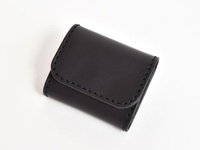 黑色皮革雙折收納零錢包，車縫線明顯，材質為皮革。