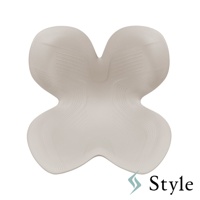 Style 品牌標準 II 美姿調整椅的暖灰色坐墊，呈現四葉草形狀，帶有紋理設計。