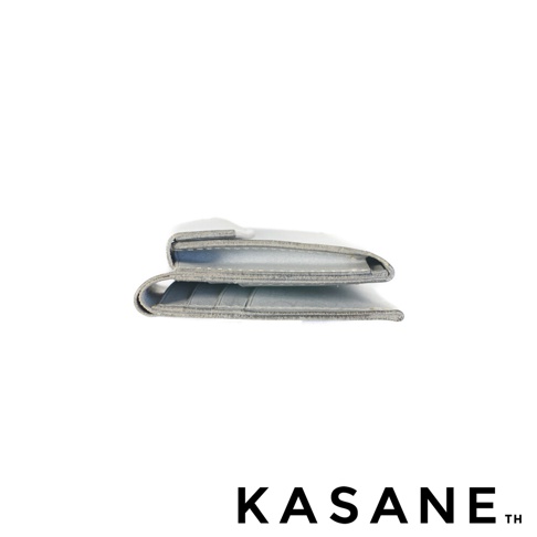 KASANE TH 品牌字樣旁為雙折短夾的側視圖，短夾呈現淺灰色，材質看起來是皮革。