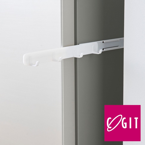 白色磁吸式縫隙專用四聯伸縮掛鉤，由塑膠材質製成，帶有四個彎曲的掛鉤，可伸縮調整長度，安裝於灰色縫隙處。