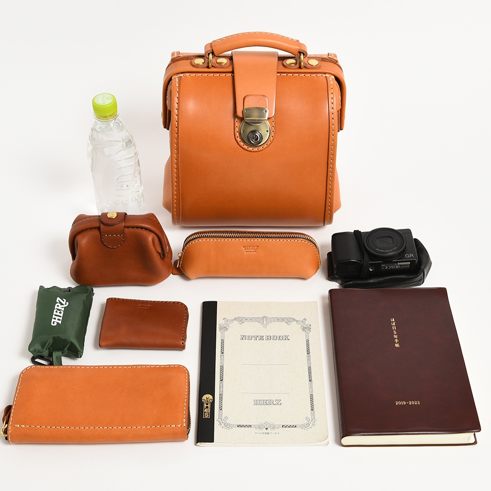 皮革迷你後背醫生包，搭配皮質零錢包、筆袋、長夾、筆記本、手帳及相機。