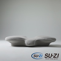 Nelture MUGON 側睡止鼾枕，淺灰色，帶有白色滾邊，採用特殊弧形設計，適合側睡者。