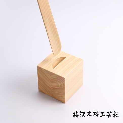 加長檜木鞋拔，木質紋理清晰，前端呈弧形，與方形木質底座上的半圓形凹槽相嵌。
