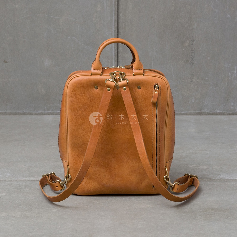 職人手作皮革Organ商務後背包M-10，背面視角，卡其色皮革材質，附有可調整的雙肩背帶。