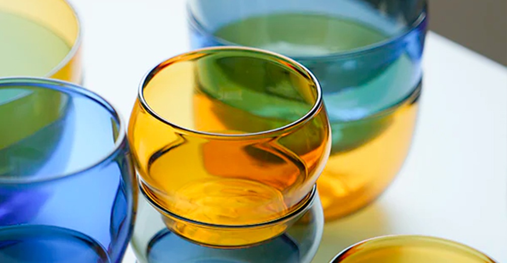 LAGOM 清透復古圓潤玻璃杯，S尺寸，展示藍色、黃色和綠色等漸層色彩，材質為玻璃，杯身圓潤，設計簡約。