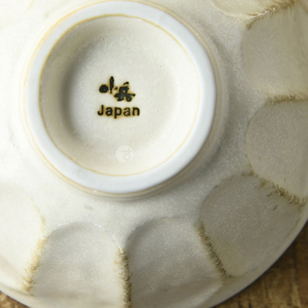 淺米白色陶瓷丼碗，碗底印有黑色「小兵」日文及「Japan」字樣，碗身帶有六邊形壓紋及部分焦糖色釉痕。