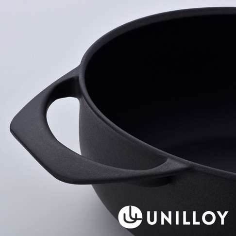 黑色琺瑯鑄鐵鍋，鍋身圓潤，兩側有方形把手，整體呈現霧面質感。