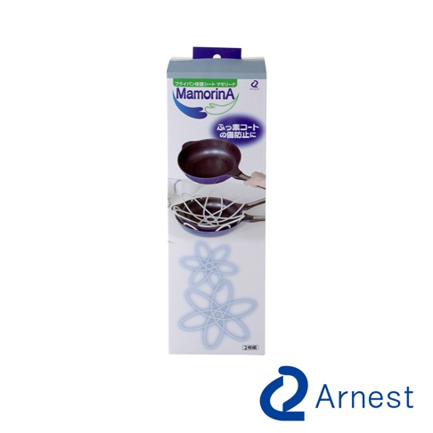 白色包裝盒上印有MamorinA品牌名稱，下方展示了兩個鍋具，其中一個是黑色不沾鍋，上方疊放著一個白色網狀防刮保護墊，兩者之間用藍色線條示意。
