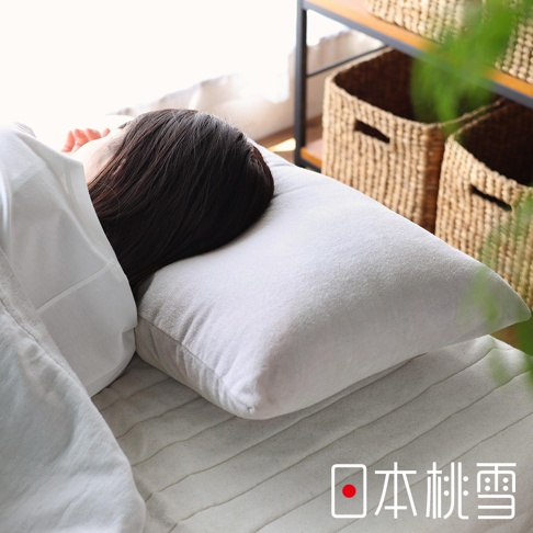 一條白色毛巾質感的枕頭套，覆蓋在枕頭上，枕頭由一位女士的頭髮支撐。