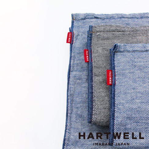 今治復古丹寧風雙織柔感浴巾，展示兩款顏色，帶有紅色「DENIM STYLE」織標，材質為雙織紋理。