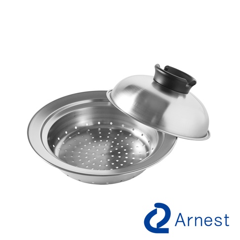 一個銀色不鏽鋼蒸盤，帶有許多小圓孔，附有一個銀色圓頂蓋，蓋子上有一個黑色把手。