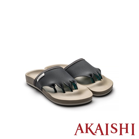 一雙黑色五指訓練美腿拖鞋，鞋面為彈性布料，鞋底為淺棕色，帶有細節的設計，適合日常穿著。