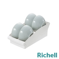 一個白色塑膠碗盤瀝水架，裡面擺放著四個淺藍色的碗，碗上有著細緻的螺旋紋路。