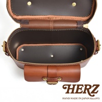 HERZ 職人手作皮革厚實相機包 N-8，展示包包打開後的內部結構，可見深棕色皮革內裡及隔層，並有品牌標誌。