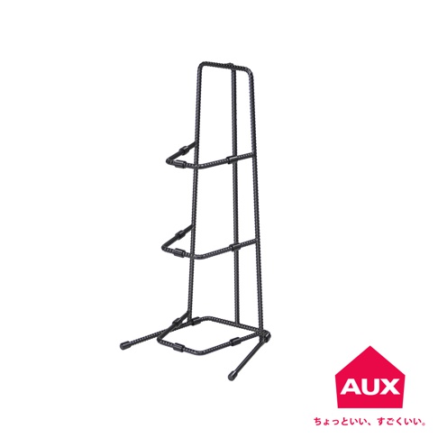 BOW 廚房工業風三層鍋具收納展示架，由黑色金屬線條構成，呈現立體框架結構，包含三個層架，底部有四個支撐腳。