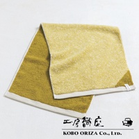 黃綠色與淺黃色棉麻混紡毛巾，雙色設計，材質柔軟，邊緣有白色滾邊。