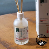 青森林 47 牌芳香擴香瓶，內含散發著烘烤蘋果香氣的擴香液，瓶身標示「DIFFUSER SCENT BAKED APPLE 100ML」